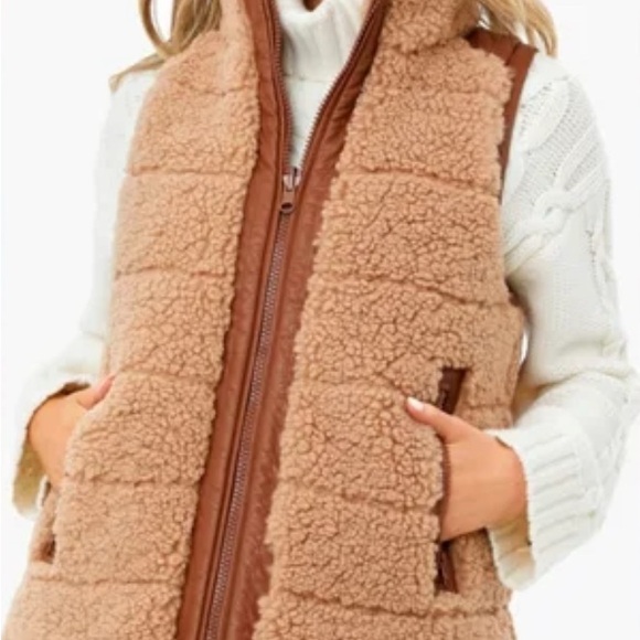 Tuckernuck Jackets & Blazers - Tuckernuck Camel and Tan Shearling Reversible Beckham Vest, Size M, Like New